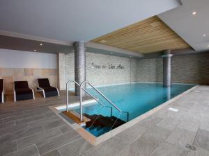 - une grande piscine dans un bâtiment dans l'établissement Luxury apartment with a balcony in the lively Arc 2000, à Arc 1950