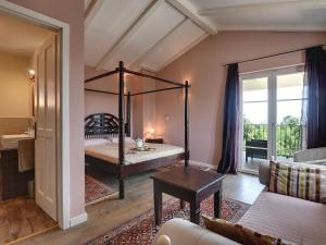 拉卡尔Villa in Rakalj near Beach with Pool的一间带天蓬床的卧室和一间客厅 更多23张照片