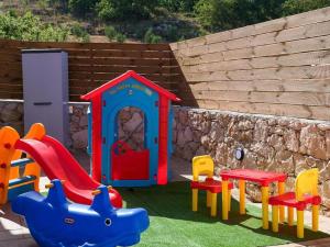 Ο χώρος παιχνιδιού για παιδιά στο Villa in Armenoi with Private Pool & BBQ