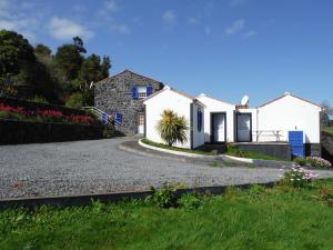 una casa con una entrada de grava en Quinta Da Ribeira Da Urze, en Prainha de Cima
