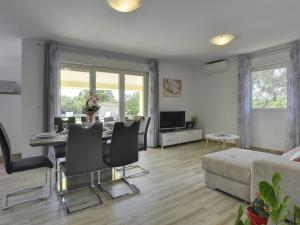 Μια τηλεόραση ή/και κέντρο ψυχαγωγίας στο Villa in Marcana with Pool and Adriatic Views