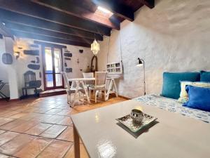 sala de estar con sofá y mesa en Charming Finca with beautiful private gardens, en Uga