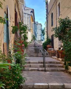 un groupe d'escaliers dans une allée entre les bâtiments dans l'établissement Le cosy, à Marseille