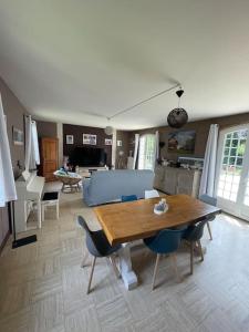 a living room with a wooden table and chairs at Le Cognet : Maison 190 m2 Home 190 sqm 18' from Caen - 35 ' from Bayeux 