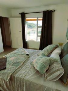 1 dormitorio con cama con almohadas y ventana en Starry Rose Guest Farm, 