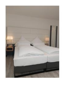 A bed or beds in a room at Bodensee Sunshine Zimmer & Apts.