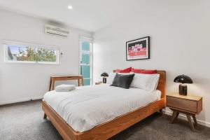 Un dormitorio con una cama grande y una ventana. en The Richmond House by Ready Set Stay, en Melbourne