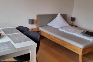 a small room with a bed and a desk and a bed at Haus am Sonnenberg, Todtnauberg, Ferienwohnung 204, direkt am Skilift-Skipiste, Nähe Feldberg in Todtnau