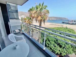 balcón con mesa y vistas a la playa en Apartamentos Sol Mar, en Los Cristianos