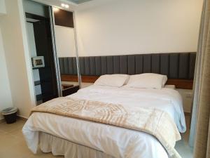 una camera con un grande letto bianco di Sedrah Hotel a Irbid
