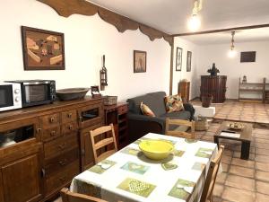 a living room with a table and a microwave at Casa Del Amigo Carmelo in Ye