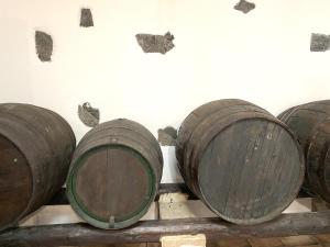 four wooden barrels sitting on top of a shelf at Casa Del Amigo Carmelo in Ye