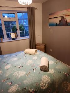 um quarto com uma cama com um cobertor com pássaros em Redmire - 2 bed 1st floor flat overlooking green em Darlington