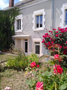 Saint-MarcelにあるGîte LE MAGE - maison de retrouvaillesのピンクの花の家