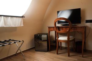 Habitación con escritorio, ordenador y silla. en Hotel Valentino Du Parc en Turín