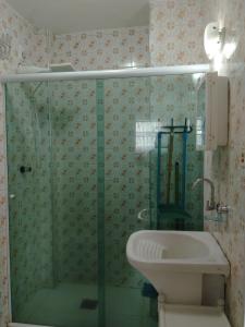 a bathroom with a shower and a toilet and a sink at Lindo Studio na Praia do Gonzaguinha II in São Vicente +13 photos