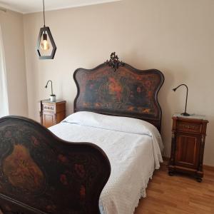 1 dormitorio con 1 cama grande y 2 mesitas de noche en Da Tiffany, en Giarre