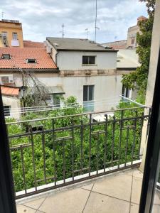 Aussicht vom Balkon eines Gebäudes in der Unterkunft casa di Carlo e Chiara in Sassari