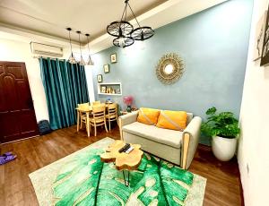 sala de estar con sofá y mesa en Worth Living Apt/Old quarter/ 5 paxs/ Bth/ 3mins to Hoankiem Lake, en Hanói