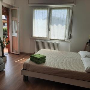 um quarto com uma cama grande e 2 janelas em Sprio House em Omegna