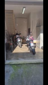 kilka motocykli zaparkowanych w garażu w obiekcie Charleville Mézières, ravissante suite. w mieście Charleville-Mézières