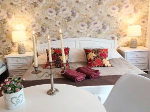 ein Schlafzimmer mit einem Bett mit zwei Kerzen darauf in der Unterkunft Willa Jawor in Wisła