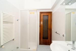 y baño con lavabo, ducha y espejo. en CASA MARIA PIA en Sant'Agnello