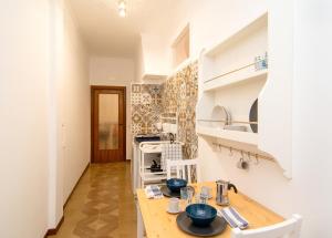 una cucina con un tavolo di legno in una stanza di CASA MARIA PIA a Sant'Agnello