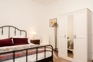 una camera con letto e armadio di CASA MARIA PIA a Sant'Agnello