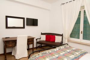 una camera da letto con un letto, una scrivania e una sedia di CASA MARIA PIA a Sant'Agnello 1 altra foto