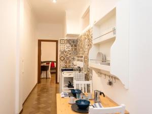 una cucina con mobili bianchi e un tavolo di legno di CASA MARIA PIA a Sant'Agnello