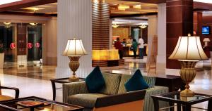 Posezení v ubytování Ramada Plaza by Wyndham JHV Varanasi
