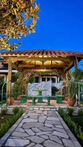カラ・ネラにあるAnemos Pelion Seaviewの木造パビリオン(庭園内のベンチ付)
