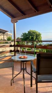 un tavolo con due bicchieri di vino su un patio di Anemos Pelion Seaview a Kala Nera