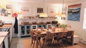 cocina con mesa de madera y sillas en Les chambres du Keriolet, en La Trinité-sur-Mer