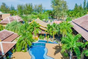 Bazén v ubytování Princess Kamala Beachfront Hotel - SHA Extra Plus nebo v jeho okolí