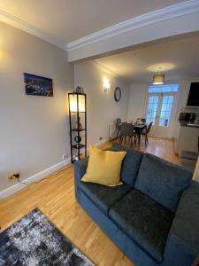 a living room with a blue couch and a dining room at Special Offers, Sleeps 5, Hanwell, London W7, Free Parking in Greenford