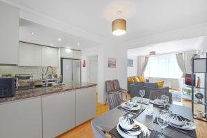 A restaurant or other place to eat at Special Offers, Sleeps 5, Hanwell, London W7, Free Parking