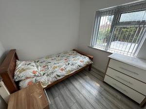 Fotografie z fotogalerie ubytování Lovely 3 Bedroom Entire Home With Street Parking - Close to NEC, BHX Airport - Sleeps 6 Guests IDEAL FOR CONTRACTORS & FAMILIES v Birminghamu