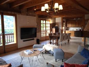 een woonkamer met een bank en een tafel bij Chalet Horizon Blanc in Megève