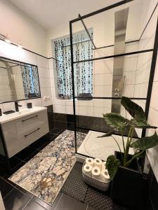 bagno con doccia e pianta in vaso di EVIS LTD apartments 2 a Rēzekne