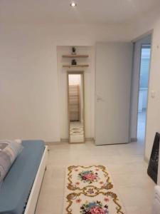 Habitación con cama y alfombra en el suelo en Superbe appartement, en Saint-Hilaire-du-Rosier
