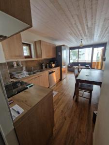 Kuchyň nebo kuchyňský kout v ubytování Appartement en résidence