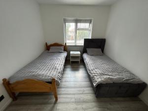 Fotografie z fotogalerie ubytování Lovely 3 Bedroom Entire Home With Street Parking - Close to NEC, BHX Airport - Sleeps 6 Guests IDEAL FOR CONTRACTORS & FAMILIES v Birminghamu