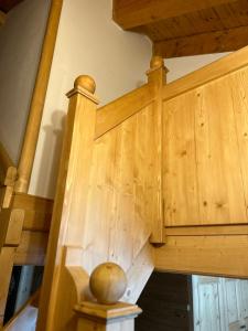 una escalera de madera con una pared de madera en Precumon 16/5, en Arabba