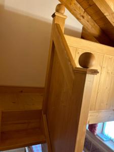 una escalera de madera en una habitación con techo de madera en Precumon 16/5, en Arabba