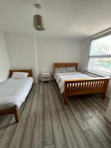 Fotografie z fotogalerie ubytování Lovely 3 Bedroom Entire Home With Street Parking - Close to NEC, BHX Airport - Sleeps 6 Guests IDEAL FOR CONTRACTORS & FAMILIES v Birminghamu