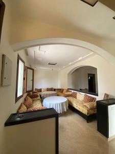 a living room with a couch and a table at Appartement à louer Al Hoceima - Mirador in Al Hoceïma