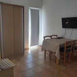 Televízia a/alebo spoločenská miestnosť v ubytovaní Melita Apartements