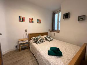 een slaapkamer met een bed met een groen voorwerp erop bij Le cosy de L'évéche in Marseille